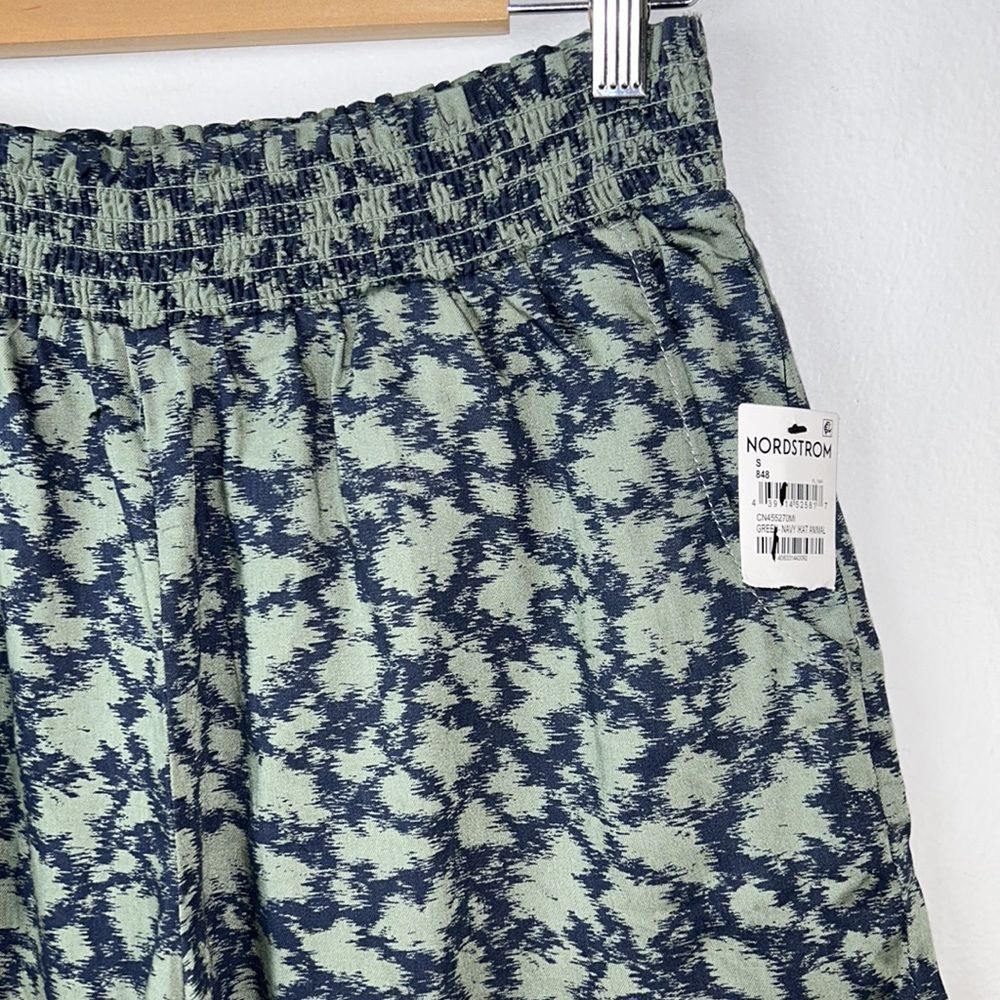 CASLON Women's Elastic Waist Shorts Green Navy Ikat Tencel, NWT, Small - Picture 3 of 8